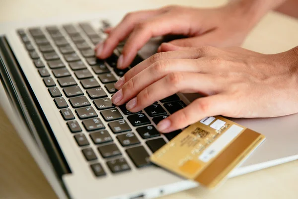 Woman makes online order in internet shop using laptop and paying by credit card — Stock Photo, Image