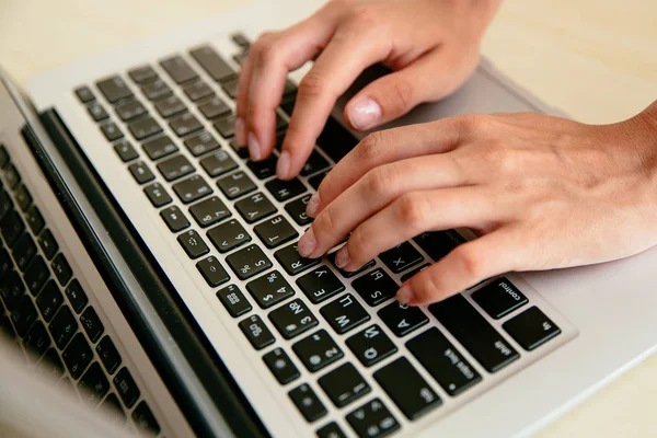 Kobieta w ręce pisania na laptopa — Zdjęcie stockowe