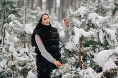 kız kış kürk yelek karlı kış ormanda yürüyüş içinde