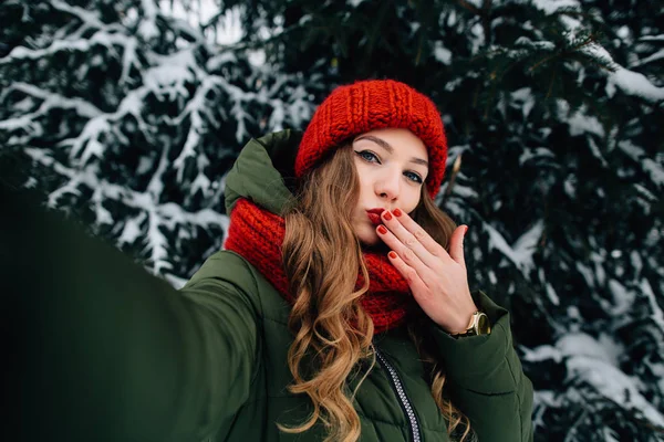 Chica envía beso en cámara en invierno frío día —  Fotos de Stock