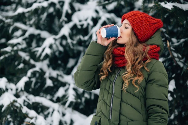 Femme en vêtements chauds d'hiver boit du café en plein air — Photo