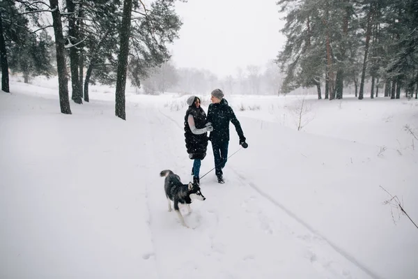 Couple amoureux marchant avec chien — Photo