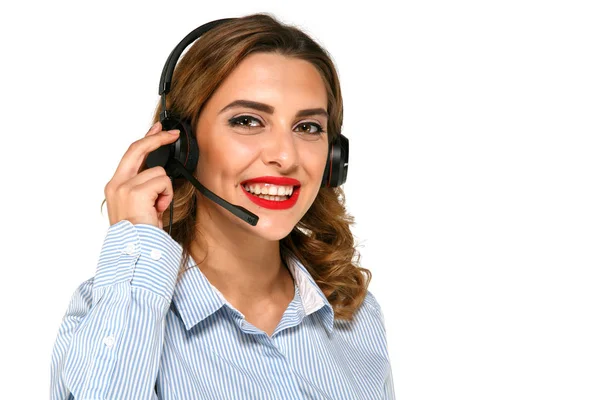 Call-Center-Agent spricht mit Kunden per Headset — Stockfoto
