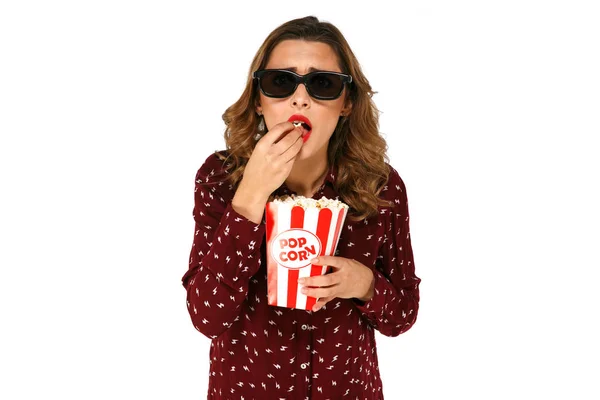 Frau in Stereogläsern isst Popcorn und sieht faszinierenden Film. — Stockfoto