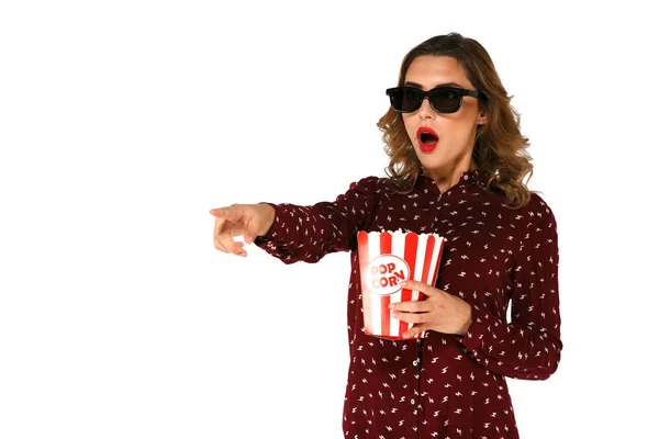 3 d メガネでアクション映画を見てポップコーンを持つ女性. — ストック写真