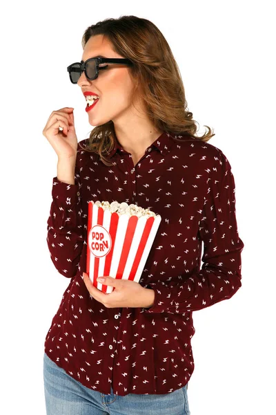 Жінка в 3d окулярах тримає відро з попкорном на білому ізольованому фоні . — стокове фото