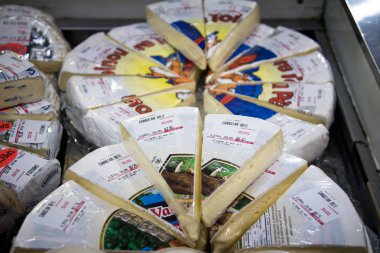 Brie Brie, (kabaca karşılık gelen Seine-et-Marne modern dpartement için) kaynaklandıkları Fransız bölgesi adını yumuşak inek sütü peynirdir. Kabuklu genellikle, büyük ölçüde kullanılan malzemeler bağlı olarak onun lezzet ile yenmiş olacak.