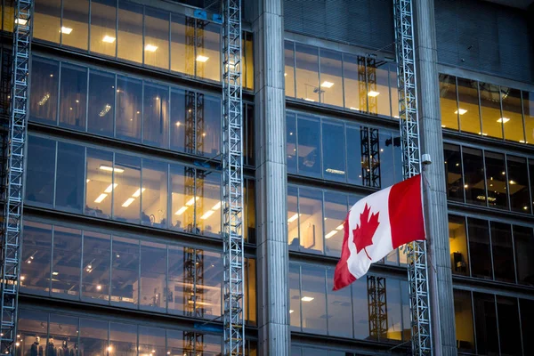 Kanadische Flagge vor einem Geschäftshaus in Toronto — Stockfoto