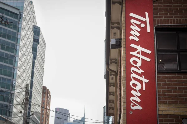 Tim hortons cafe logo in der Innenstadt von toronto, ontario, canada — Stockfoto