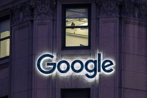 Gambar logo Google di kantor pusat Google di Montreal — Stok Foto