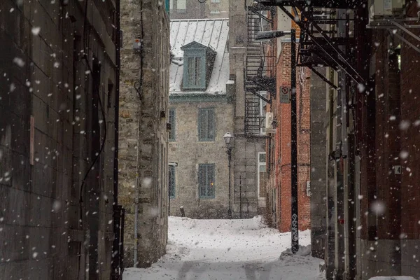 Doodlopende in Oud-Montreal in de winter onder de sneeuw — Stockfoto