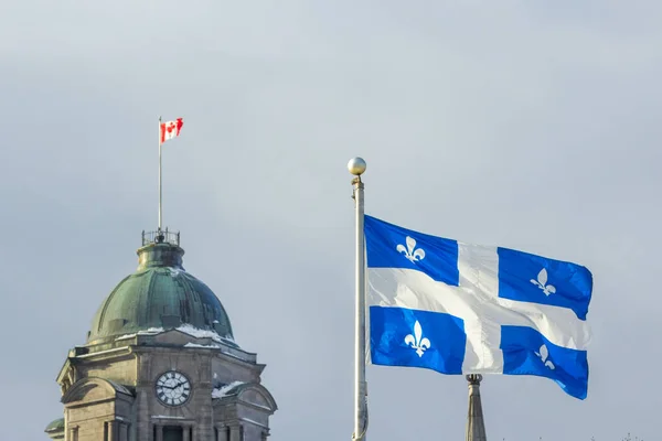 Quebec und kanadische fahnen in quebec city, qc, canada — Stockfoto