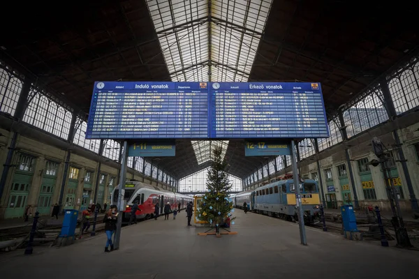 Salidas bordo en la estación de tren de Budapest Nyugati — Foto de Stock