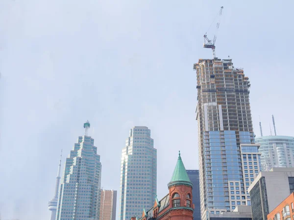 Budowy drapacza chmur naprzeciwko starszych budynków w Toronto — Zdjęcie stockowe