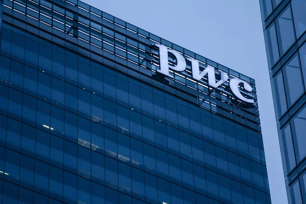 PWC (Pricewaterhousecoopers) main office for Canada in Toronto — Stock Photo, Image