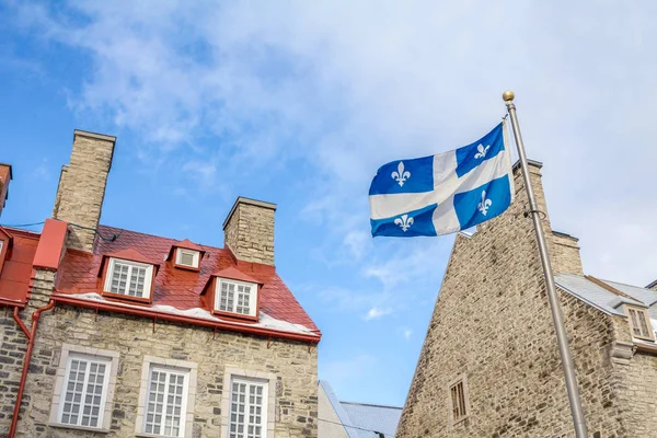 Quebec vlajka před starého domu Quebec City, v dolním městě (basse ville) — Stock fotografie