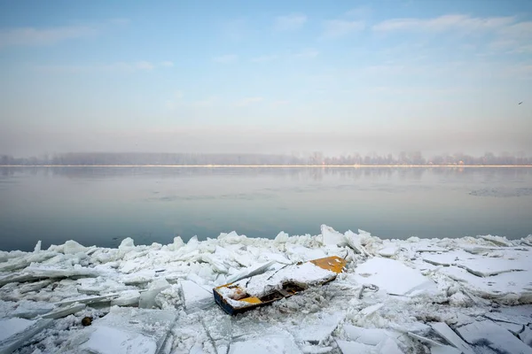 Barco de remos atrapado en el hielo en el Danubio congelado en Belgrado, Serbia, debido a un clima excepcionalmente frío que duró más de 10 días, en enero de 2017 — Foto de Stock