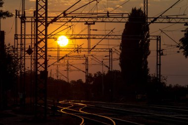 Demiryolu parça ve gün batımında, olan Havai hatları