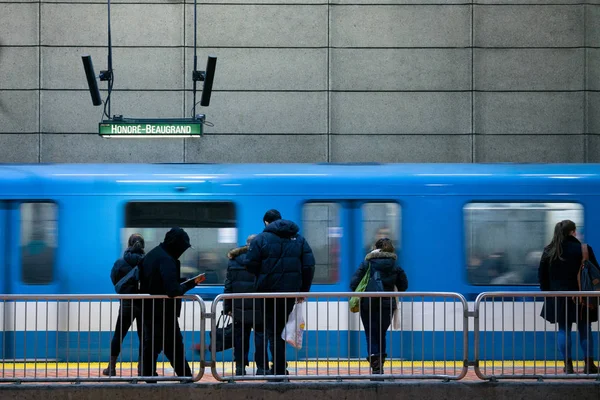 Gente esperando un Metro en la estación de Lionel Groulx, Montreal, Quebec, Canadá — Foto de Stock