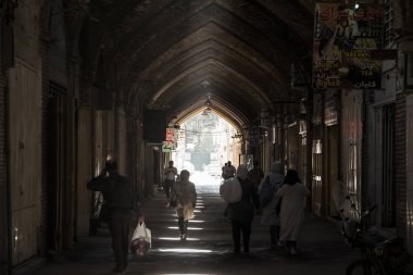 Isfahan, Iran - 7 Ağustos 2016: Isfahan çarşı İran halkının yürüyüş ile kaplı sokak