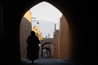 Yazd, İran'ın eski şehir içinde motosiklet Silouhette