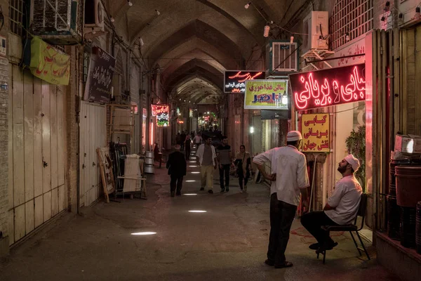 Isfahan, Irã - 7 de agosto de 2016: Rua coberta do bazar Isfahan com vendedores de kebab discutindo — Fotografia de Stock