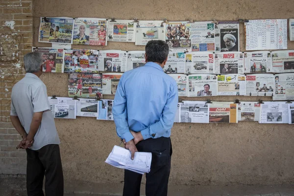 Yazd, Ιράν - 10 Αυγούστου 2016: Άτομα βλέπουν εφημερίδες σε ένα τοίχο στο Γιαζντ, Ιράν — Φωτογραφία Αρχείου