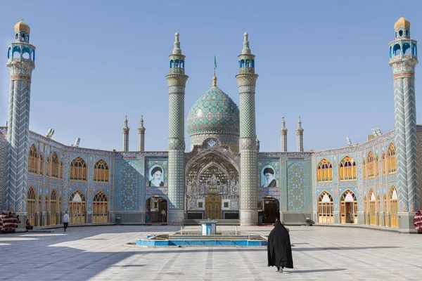 Aran va Bidgol, Irán - 12 de agosto de 2016: Mezquita Aran va bidgol / santuario sagrado cerca de Kashan, Irán, con una mujer velada caminando frente a ella — Foto de Stock