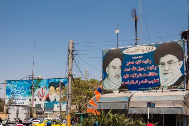 Kashan, Iran - 13 Ağustos 2016: gösteren propaganda Iran İslam Cumhuriyeti, Seyyid Ali Hosseini Hamaney ve Ruhullah Humeyni iki yüksek liderleri, Kaşan şehir sokaklarında için reklam panoları