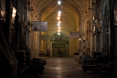 Şiraz, Iran - 16 Ağustos 2016: Resmi Vakil ın Bazaarı geceleri boş bir sokak