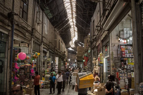 Tehran, Iran - August 14, 2016: Panorama of a Covered street of the Tehran bazaar with merchants and delivery men working — Stock Photo, Image