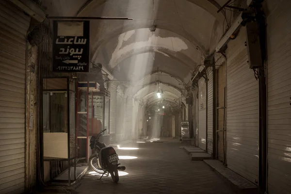 Yazd, Irão - 19 de Agosto de 2016: Rua vazia no bazar coberto de Yazd, Irão — Fotografia de Stock