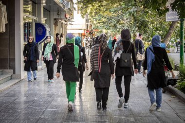 Isfahan, ana cadde üzerinde yürüme İslam eşarp kadınlar ikinci şehir Iran