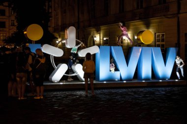 Lviv, Ukrayna - 18 Ağustos 2015: çocuk resmi Lviv logosu akşam oyun