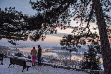 Belgrade, Sırbistan - 1 Ocak 2015: erkek ve kadın Belgrad panorama adlı gece karanlığında Kalemegdan kale arıyorum.