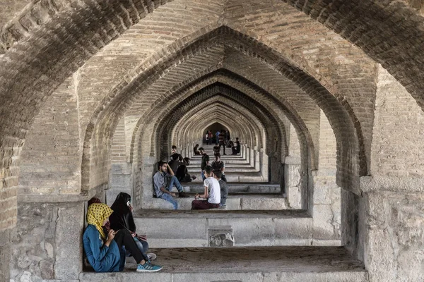 Isfahan, Iran - 7 Ağustos 2016: İranlı gençler toplama Kahju Köprüsünün altında