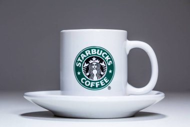 Belgrade, Sırbistan - 03 Şubat 2017: Studio gri arka plan üzerinde izole Starbucks kahve Kupası