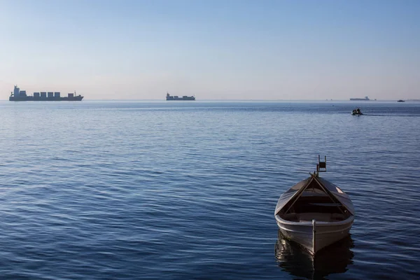 小船和船上爱琴海希腊萨洛尼基海滨 — 图库照片