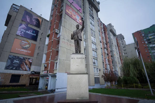 ПРИСТИНА, КОСОВО - 12 ноября 2016 года: Статуя Билла Клинтона на бульваре Билла Клинтона в столице Приштины . — стоковое фото
