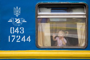 Kiev, Ukrayna - 9 Ağustos 2015: Kiev tren garına adlı Ukraynalı Demiryolları (Uz) vagon penceresinden arayan genç kız