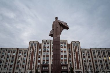 Tiraspol, Transnitria (Moldova) - 12 Ağustos 2016: Transdinyester Cumhuriyeti Parlamentosu Tiraspol içinde Vladimir Lenin heykeli ile öndeki bina
