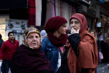 Istanbul, Türkiye - 28 Aralık 2015: Istanbul sokaklarında çeşitli yaştan İslami başörtüsü giyen kadınlar