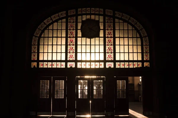 Haydarpasa train station's main entrance into the light, the sun being filtered by art deco stained-glass — Stock Photo, Image