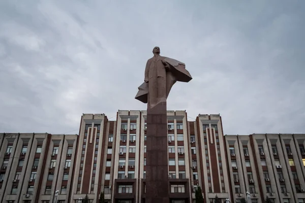 TIRASPOL, TRANSNITRIA (MOLDOVA) - AUGUST 12, 2016: Transnistria Parliament building in Tiraspol with a statue of Vladimir Lenin in front — Stock Photo, Image