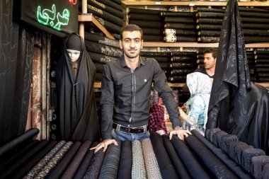Isfahan, Iran - 20 Ağustos 2016: İslami kıyafet satıcı (Tesettür, peçe ve tulum) Isfahan'ın Bazaarı