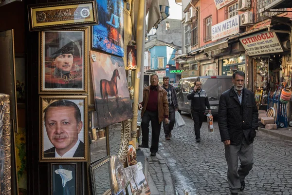 ISTANBUL, TURKEY - DECEMBER 28, 2015: People passing by portraits of Kemal Ataturk and Recep Tayyip Erdogan, current president of Turkey — Stock Photo, Image