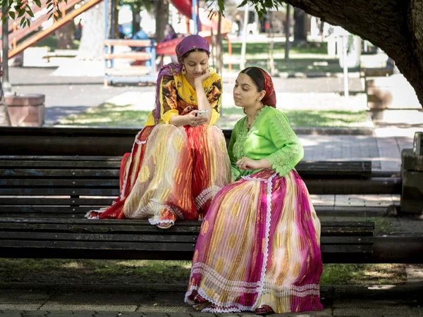 Pancevo, serbia - 23. Mai 2015: roma girls, die auf dem Hauptplatz von Pancevo auf ihre Smartphones schauen — Stockfoto