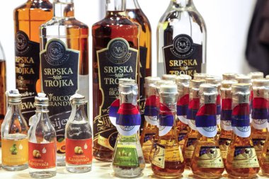 Belgrade, Sırbistan - 25 Şubat 2017: Rakija, farklı boyut ve tatlar, 2017 Belgrad Turizm Fuarı sırasında ekranda çeşitli şişe
