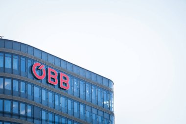 Viyana, Avusturya - 6 Kasım 2019: Wien Hauptbahnhof tren istasyonundaki genel merkezlerinin önündeki obb logosu. Oebb ya da Osterreichische Bundesbahnen Avusturya 'nın ana demiryolu taşımacısıdır.