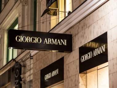Viyana, Avusturya - 6 Kasım 2019: Giorgio Armani logosu Viyana için butiklerinin önünde. Giorgio Armani, İtalyan lüks moda tasarımcısı ve giysi ve aksesuar üreticisi.